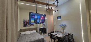 Desk, laptop workspace, blackout curtains, soundproofing - Delta Acomodações (São Paulo)