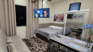 Escritorio, espacio para trabajar con laptop y cortinas blackout