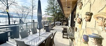 BEACH, PLEASE - Waterfront - Shuswap Vacations & Sledding Accommodation