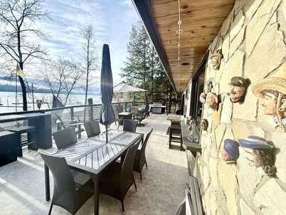 BEACH, PLEASE - Waterfront - Shuswap Vacations & Sledding Accommodation