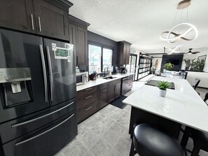 Kjøleskap, mikrobølgeovn, ovn og kokeplater