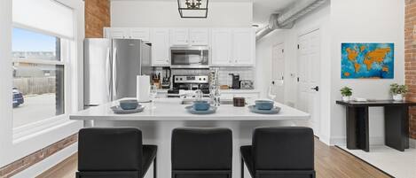 Kjøleskap, mikrobølgeovn, ovn og kokeplater