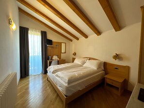 Room - HC HOTEL GARNI ROOM AND APARTMENT (Cembra)