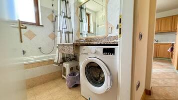 Appartamento, balcone, vista giardino | Bagno | Doccia, asciugacapelli, bidet, asciugamani