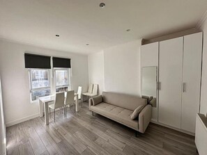 Living area - 3 bed Hackney/Harringay Flat (London)