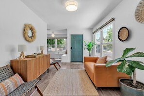 TV, fireplace, books, offices - *NEW San Diego Home-Private Hot Tub & Views+Pet (San Diego)