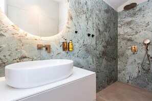 Shower, jetted bath, hair dryer, towels - Luxury Villa Casa Tia with Pool, Jacuzzi, Sauna (Porec)