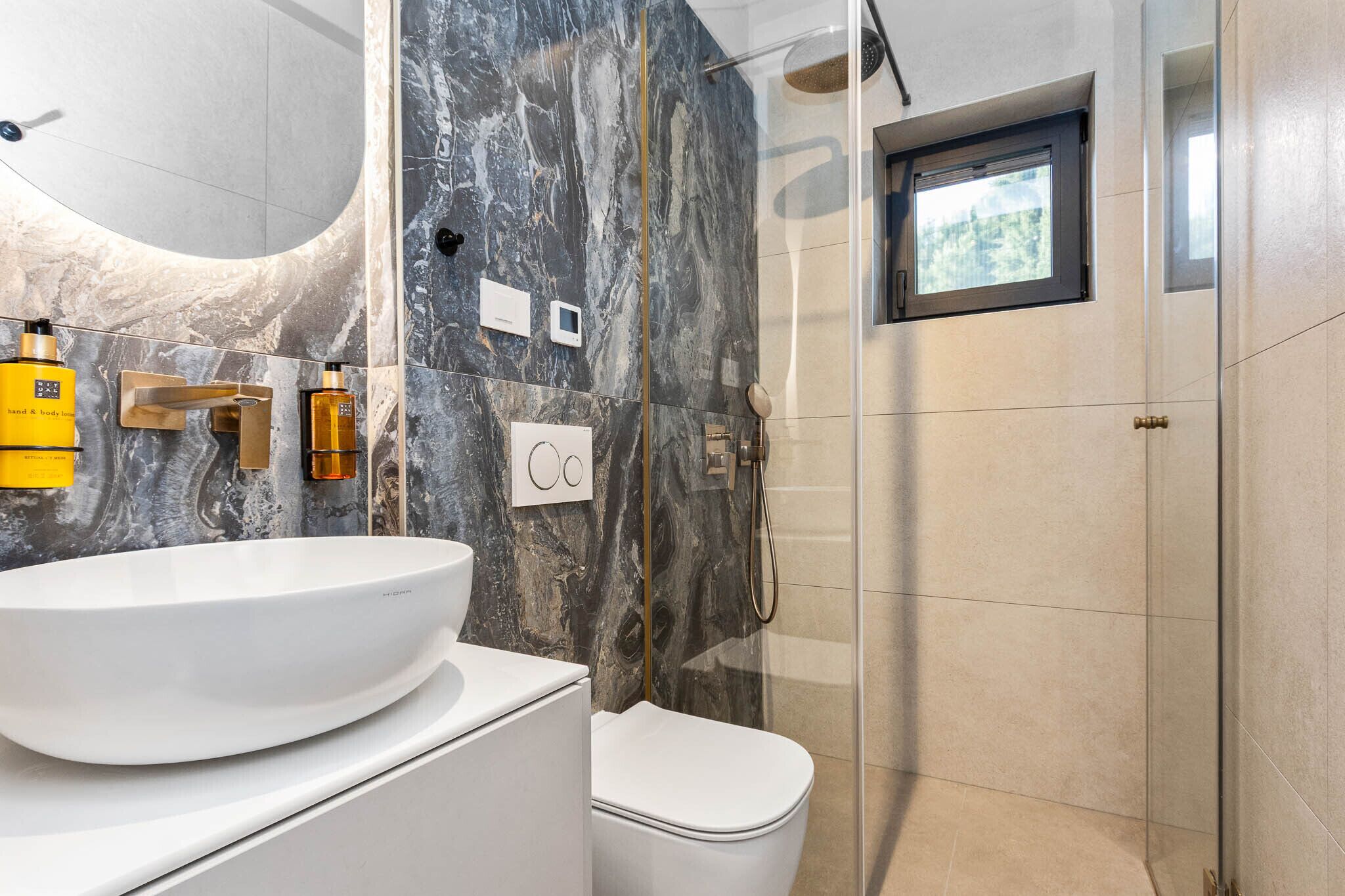 Douche, baignoire à jets, sèche-cheveux, serviettes fournies