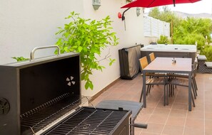 Outdoor dining - Beautiful apartment in Okrug Gornji with WiFi (Okrug Gornji)