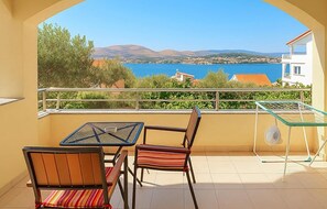 Outdoor dining - Nice apartment in Okrug Gornji with WiFi (Okrug Gornji)