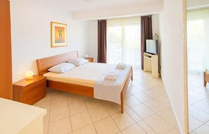 Iron/ironing board, free WiFi - Nice apartment in Okrug Gornji with WiFi (Okrug Gornji)