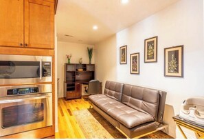 Interior - Downtown Wilmington Retreat - Walk to Everything (Wilmington)