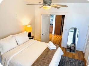 2 bedrooms, iron/ironing board, WiFi, bed sheets - Downtown Wilmington Retreat - Walk to Everything (Wilmington)