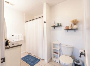 Shower, hair dryer, towels, soap - Downtown Wilmington Retreat - Walk to Everything (Wilmington)