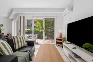 TV, offices - Broadwater Waterfront Balcony near Sea World (Labrador)