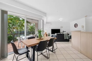 Interior - Broadwater Waterfront Balcony near Sea World (Labrador)