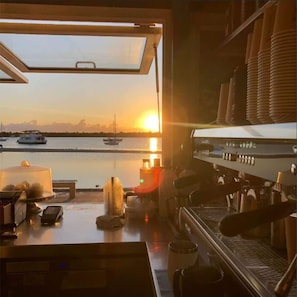 Fridge, microwave, oven, stovetop - Broadwater Waterfront Balcony near Sea World (Labrador)