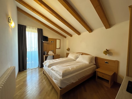 18 bedrooms, free WiFi, bed sheets. HC HOTEL GARNI ROOMS AND APARTMENT