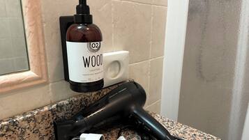 Shower, hair dryer, bidet, towels