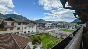 Ein Wohngebiet mit Häusern, einer Straße und Bergen im Hintergrund.
