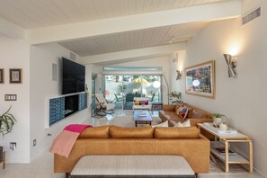 TV, fireplace, ping pong - Vista Del Sol | Stylish Mid-Century Mountain View (Palm Springs)