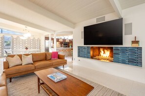 TV, fireplace, ping pong - Vista Del Sol | Stylish Mid-Century Mountain View (Palm Springs)