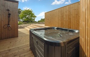 Outdoor spa tub - Beautiful home in Knebel with sauna (Knebel)