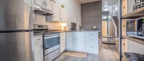 Kjøleskap, mikrobølgeovn, ovn og kokeplater