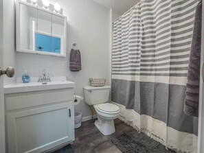 Dutxa, assecador de cabells, tovalloles i sabó