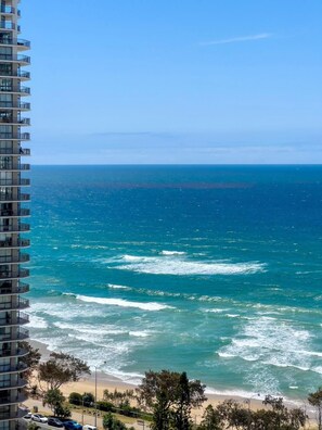 Beach nearby - Gold Coast Ocean View Apartment with Balcony (Surfers Paradise)