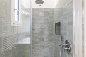 Shower, bidet, towels, shampoo - Easylife - Milano - Tadino 6 - Porta Venezia (Milano)