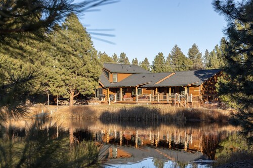 Lodge w/ Private Lake, hot tub, ideal for Families