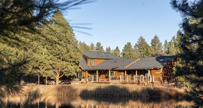 Lodge w/ Private Lake, hot tub, ideal for Families