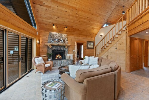 Log Lodge: Hot Tub, Private Lake, Spacious