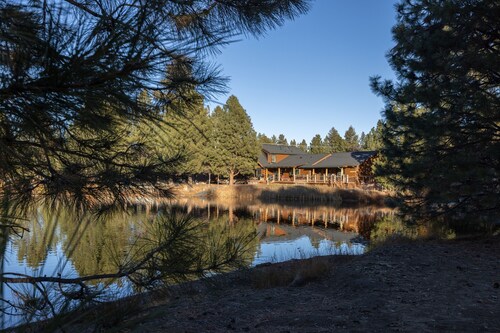 Log Lodge: Hot Tub, Private Lake, Spacious