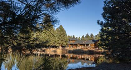 Log Lodge: Hot Tub, Private Lake, Spacious