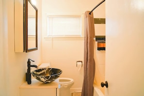 Secadora de cabello, bidet, toallas, jabón