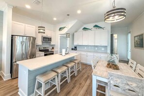 Kylskåp, mikrovågsugn, spishäll och diskmaskin