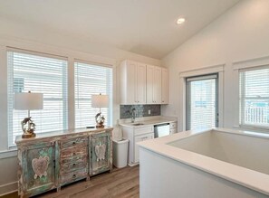 Kylskåp, mikrovågsugn, spishäll och diskmaskin