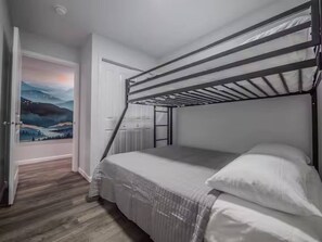 1 dormitorio, tabla de planchar con plancha, wifi y ropa de cama