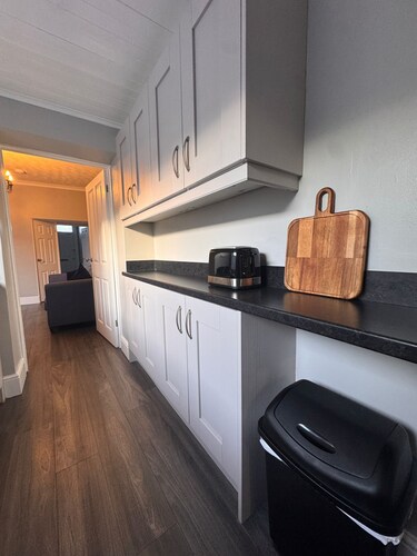 Central Near Hospital 2 Bedroom - Sleeps 4 - Self Check In - Fully Furnished