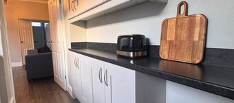 Central Near Hospital 2 Bedroom - Sleeps 4 - Self Check In - Fully Furnished