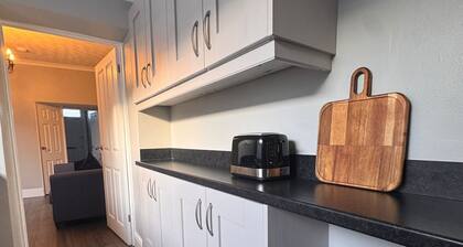 Central Near Hospital 2 Bedroom - Sleeps 4 - Self Check In - Fully Furnished