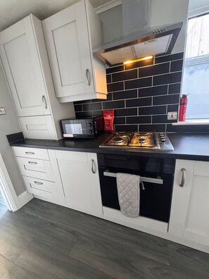 Fridge, microwave, oven, stovetop - Central Near Hospital 2 Bedroom - Sleeps 4 - Self Check In - Fully Furnished (Carlisle)