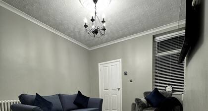 Central Near Hospital 2 Bedroom - Sleeps 4 - Self Check In - Fully Furnished