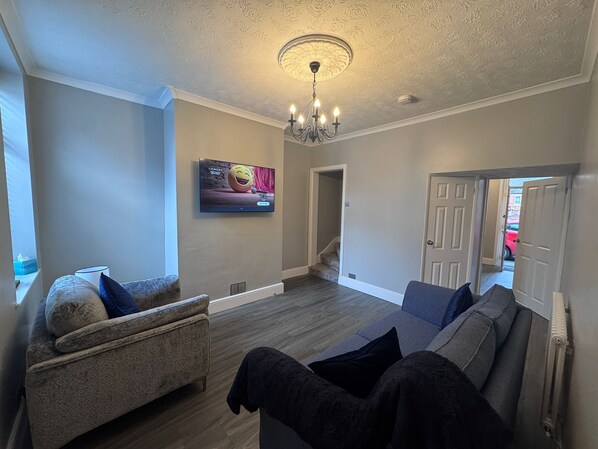 TV - Central Near Hospital 2 Bedroom - Sleeps 4 - Self Check In - Fully Furnished (Carlisle)