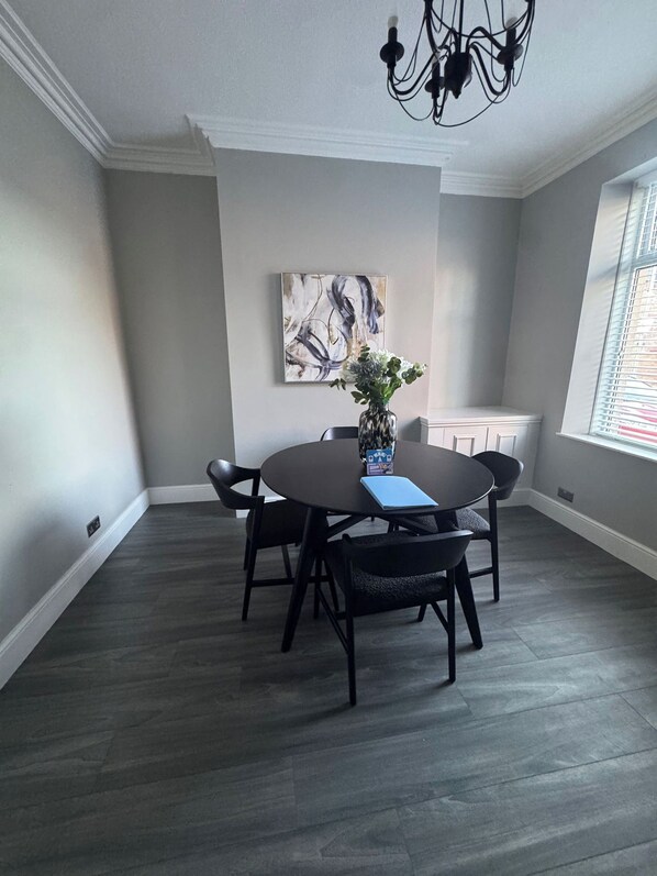 Dining - Central Near Hospital 2 Bedroom - Sleeps 4 - Self Check In - Fully Furnished (Carlisle)