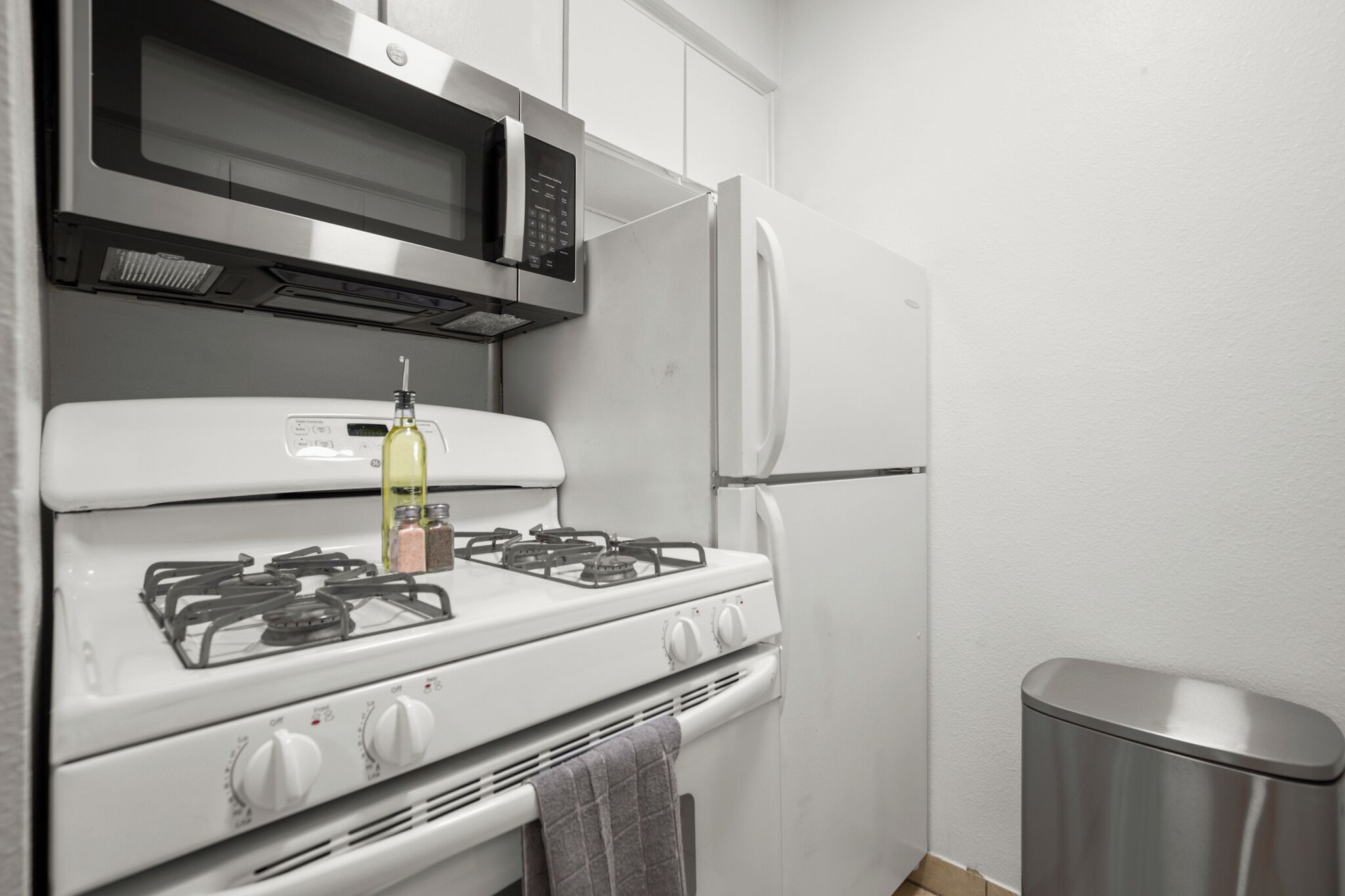 Ovn, kokeplater og oppvaskmaskin