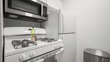 Ovn, kokeplater og oppvaskmaskin