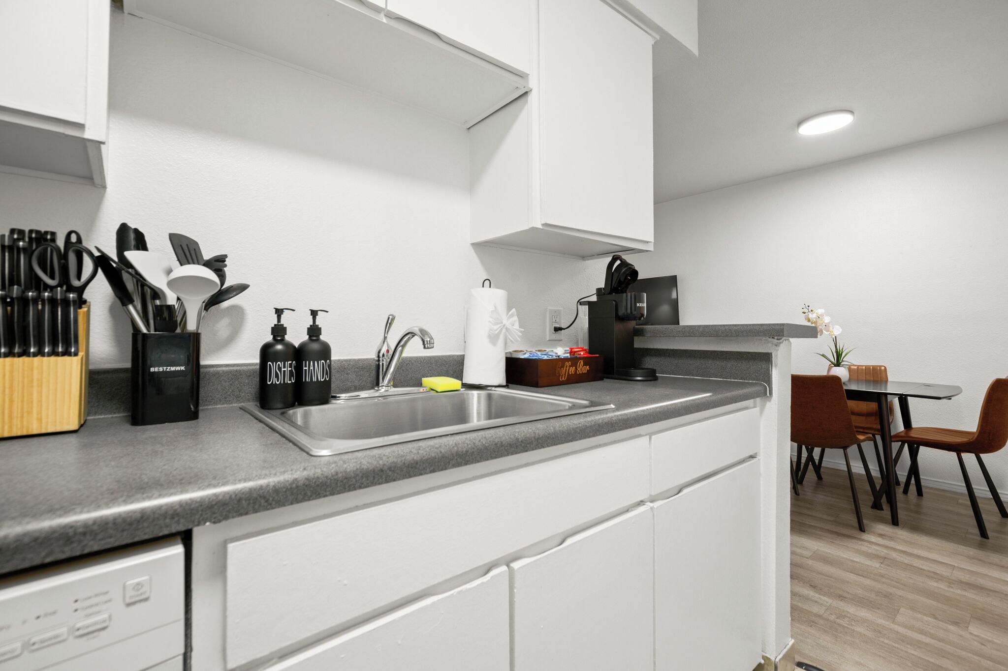 Ovn, kokeplater og oppvaskmaskin